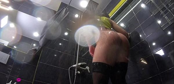  Young Maid Сonvinced the Guest to Fuck Her in the Shower and Cum on Big Ass